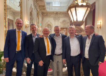 V.l.n.r.: Alfred Kapfer, Jens Stroemnes (Expert International Geschäftsführer), Max Maier (ehemaliger ehemaligen, langjährige Leiter des Bereichs Lieferanten/Einkauf bei Expert International), Dieter Mathys (langjähriger Geschäftsführer Expert International), Peter Weiss (Mitglied Board Expert International), Ciaran O´Reilly (Präsident Board Expert International).