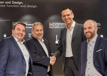 V.l.n.r.: Thomas Bertsch (hospicall Leitung Vertrieb-Projekt), Andreas Hüschemenger (Geschäftsführer hospicall), Christian Feltgen (Gira Geschäftsführer Innovation und Entwicklung) sowie Mathias Langensiepen (Senior Produktmanager Sicherheit & Health Care).