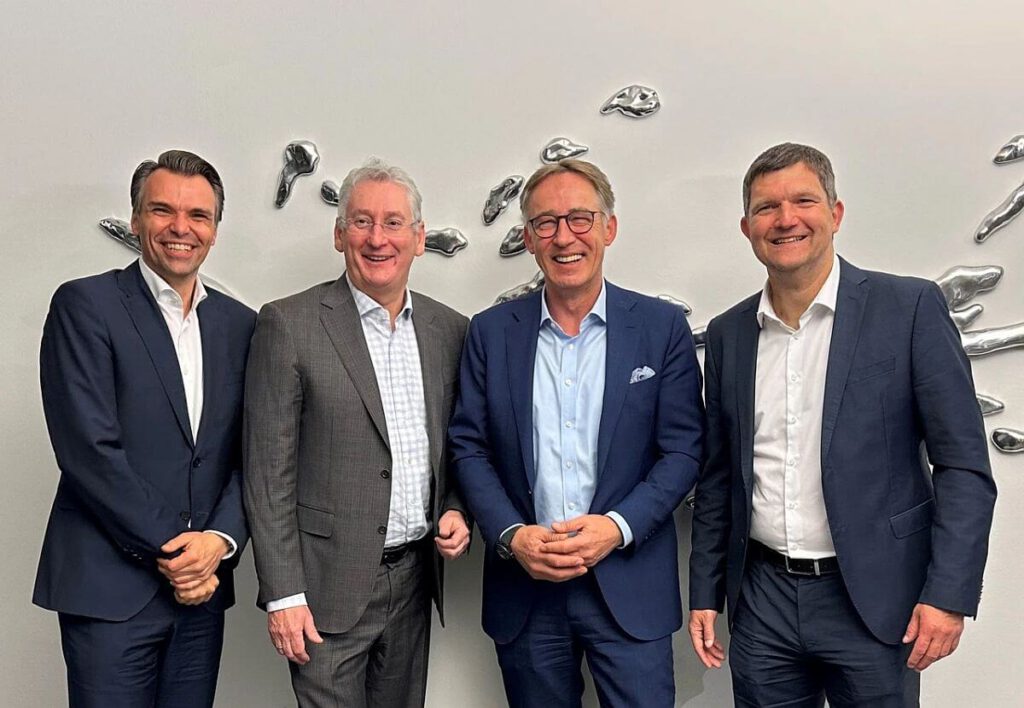 V.l.: Jochen Borenich & Franz Semmernegg (K-Businesscom AG) und Rüdiger Rath & Thomas Stark (Cancom SE).