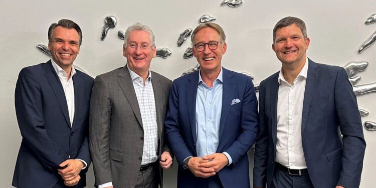 V.l.: Jochen Borenich & Franz Semmernegg (K-Businesscom AG) und Rüdiger Rath & Thomas Stark (Cancom SE).