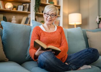 Richtige Beleuchtung im Alter: Frau liest Buch