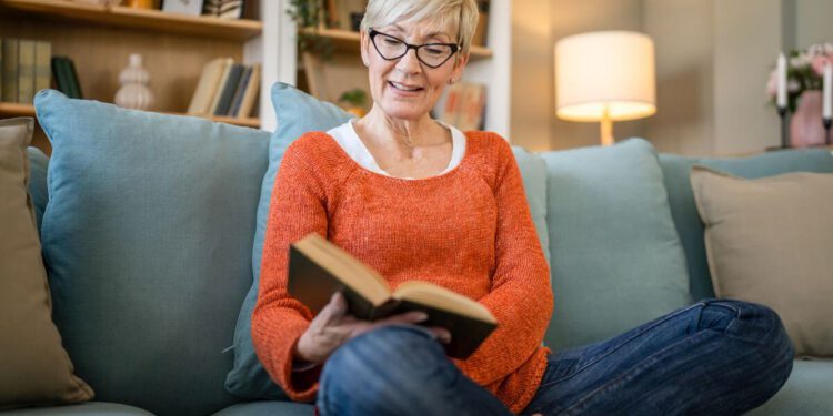 Richtige Beleuchtung im Alter: Frau liest Buch