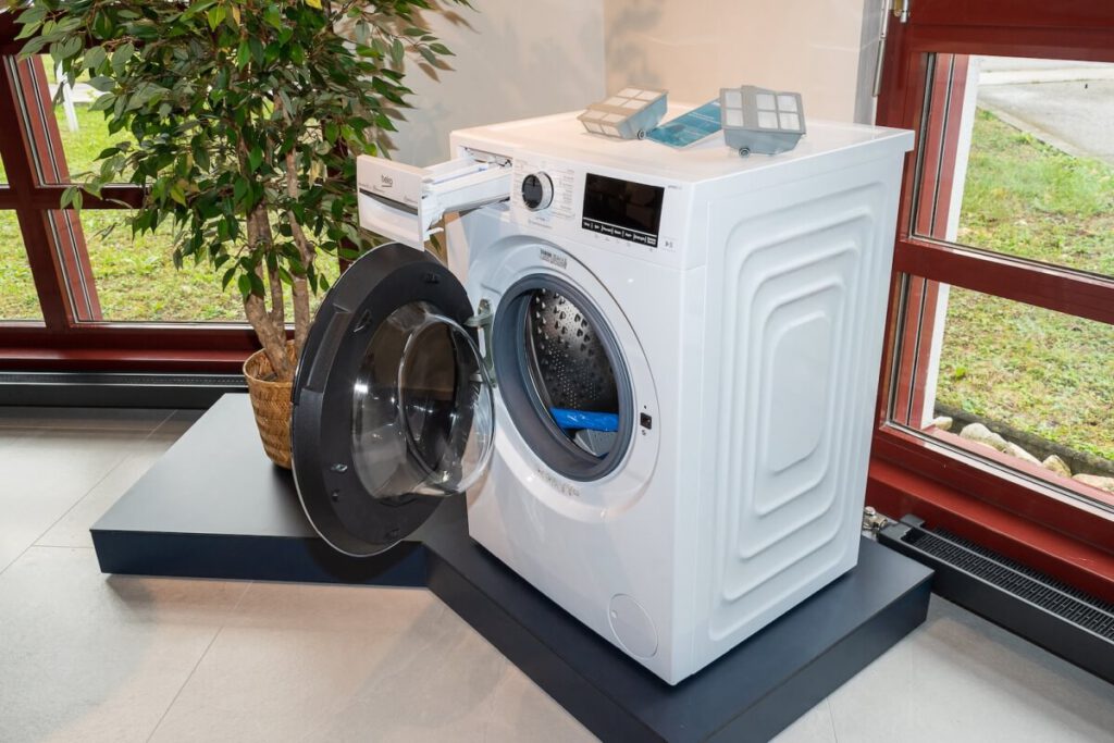 Die neue Beko Waschmaschine mit integriertem Mikroplastikfilter.