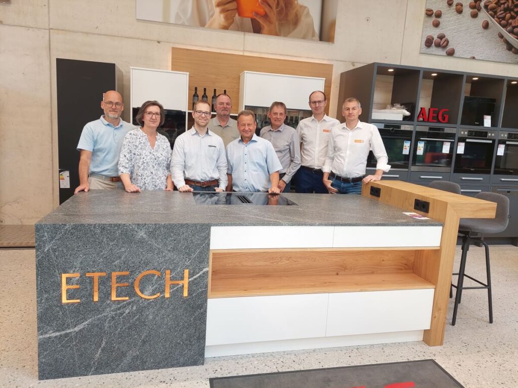 Das Team der Expert-Zentrale mit den ETECH-Chefs