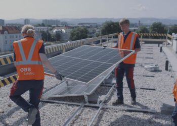 Lehrlinge bauen Photovoltaikanlage auf eigenem Wohnhaus
