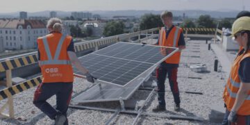 Lehrlinge bauen Photovoltaikanlage auf eigenem Wohnhaus