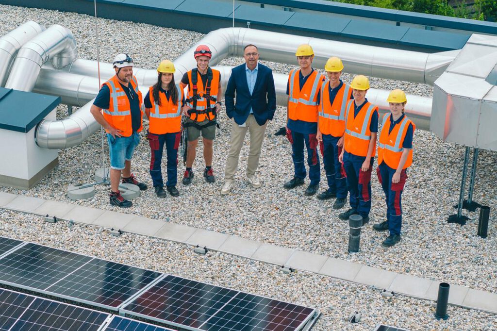 Lehrlinge bauen Photovoltaikanlage auf eigenem Wohnhaus
