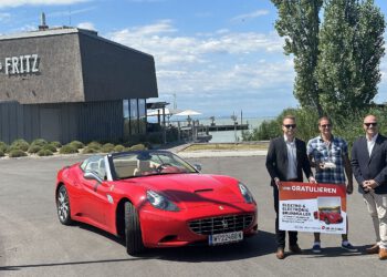 Mario Maschl (li.) und Lukas Pachner (re.) übergaben den Hauptgewinn an Markus Esletzbichler von Elektro Brunmüller.