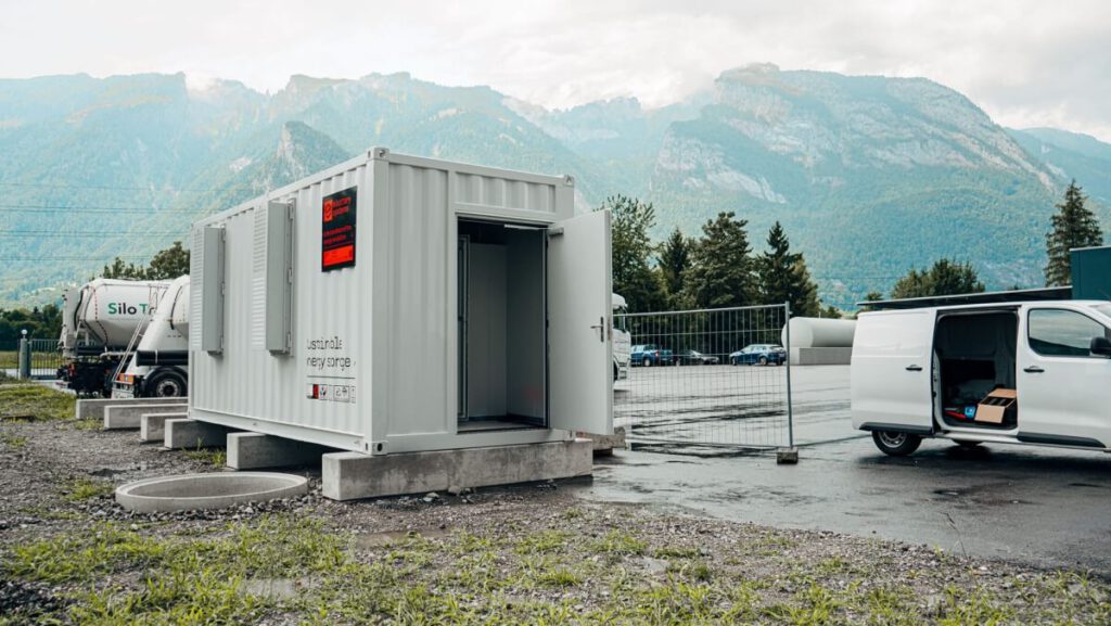 Rund 1,6 Megawattstunden Strom aus der PV-Anlage speichert das Energiespeichersystem von e.battery systems bei der Bischof Lebensmittellogistik in Sennwald (Schweiz).