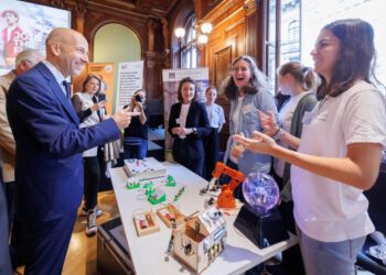 Nebst 700 Schülerinnen lockte der Girls! TECH UP auch Bundesminister Martin Kocher zum OVE.