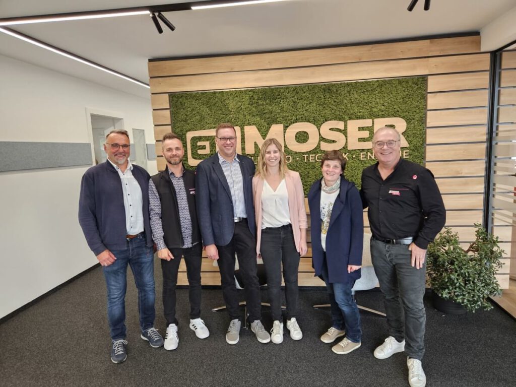 (v.l.n.r.) Vizebürgermeister Reinhard Richtsfeld, Gebietsbetreuer Mario Thoman (RED ZAC), Roland und Kerstin Moser, Bürgermeisterin Nicole Leitenmüller und Harald Schiefer (RED ZAC).