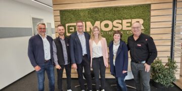 (v.l.n.r.) Vizebürgermeister Reinhard Richtsfeld, Gebietsbetreuer Mario Thoman (RED ZAC), Roland und Kerstin Moser, Bürgermeisterin Nicole Leitenmüller und Harald Schiefer (RED ZAC).