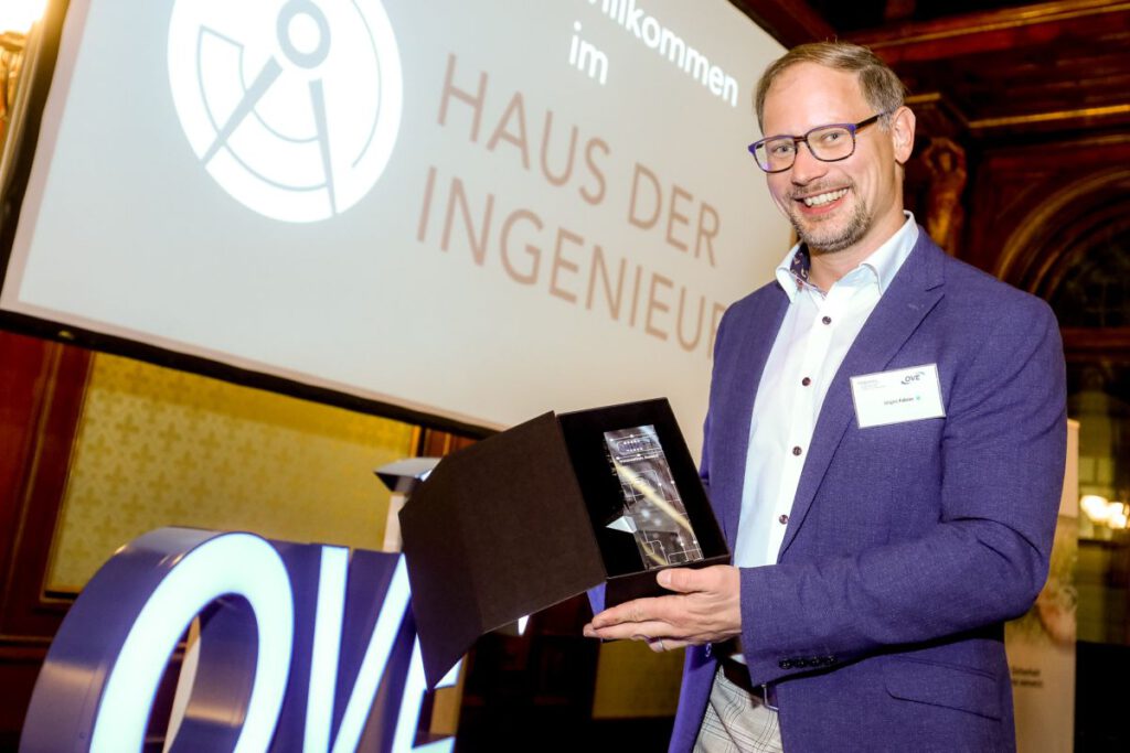 Jürgen Fabian mit dem OVE Innovation Award