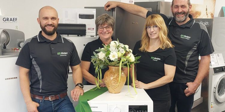 Ende Oktober feierte Rupert Heiger mit seinem Team die Neueröffnung in Rottenmann: Johannes Penatzer, Ingrid Planitzer, Yvonnè XXX und Rupert Heiger (v.l.n.r.).