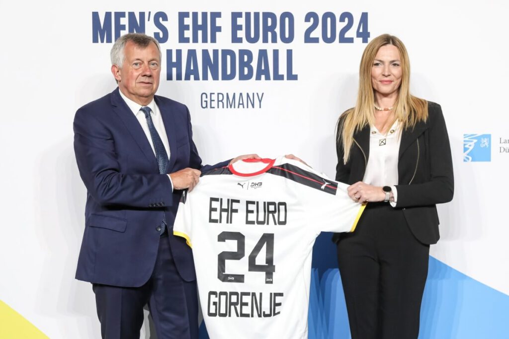 EHF-Präsident Michael Wiederer und Alena Potočnik Anžič, Marketing-Direktorin der Hisense Europe Group, arbeiten jetzt auch im Frauen-Handball zusammen.