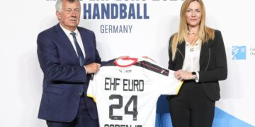 EHF-Präsident Michael Wiederer und Alena Potočnik Anžič, Marketing-Direktorin der Hisense Europe Group, arbeiten jetzt auch im Frauen-Handball zusammen.