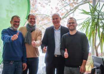 Andreas Kramer (Technik SOS Kinderdorf), Thomas Wick (Leiter SOS Kinderdorf Hinterbrühl), Markus König (Gründer und Geschäftsführer suntastic.solar), Alexander Mairginter (Marketing SOS Kinderdorf) © suntastic.solar