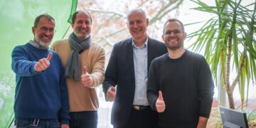 Andreas Kramer (Technik SOS Kinderdorf), Thomas Wick (Leiter SOS Kinderdorf Hinterbrühl), Markus König (Gründer und Geschäftsführer suntastic.solar), Alexander Mairginter (Marketing SOS Kinderdorf) © suntastic.solar