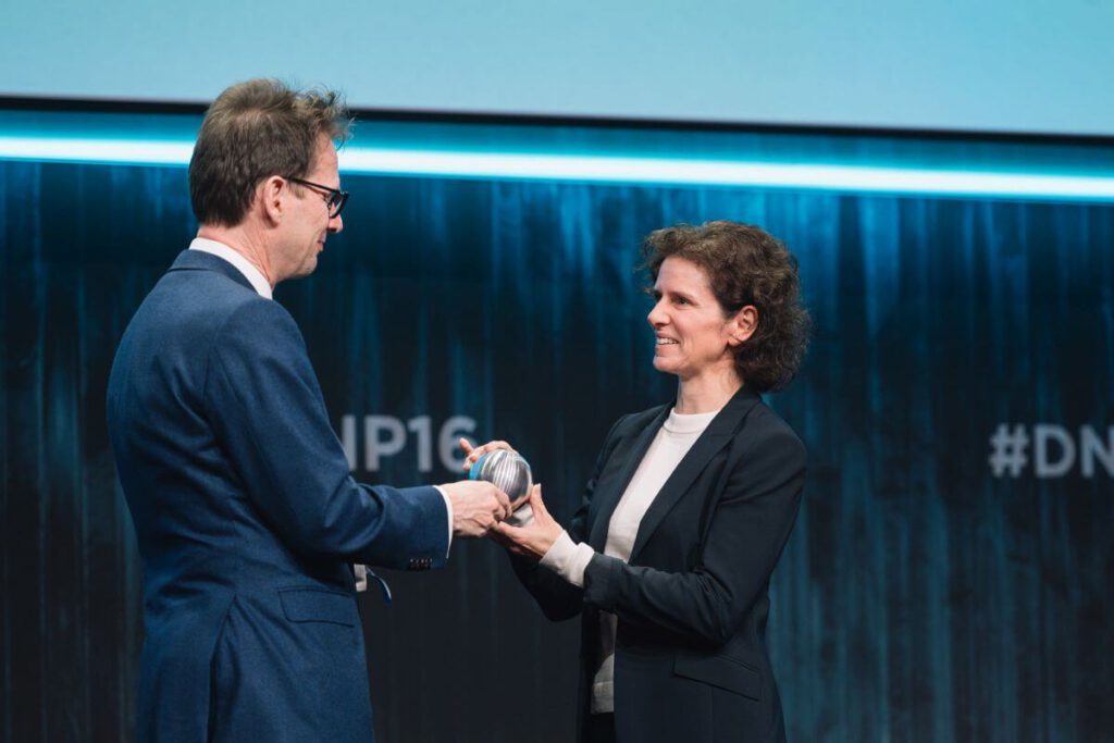 Rebecca Steinhage nahm den Preis am 23. November 2023 bei der Verleihung in Düsseldorf entgegen