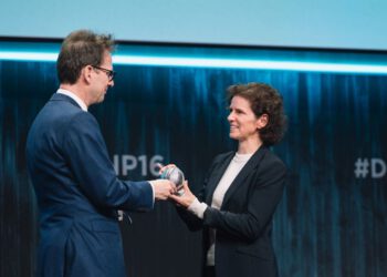 Rebecca Steinhage nahm den Preis am 23. November 2023 bei der Verleihung in Düsseldorf entgegen