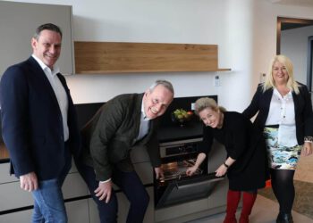 electrabgregenz: Pro Juventute Zentrale mit neuer Küche Beck, Kasperowski, Molnar und Geiger vor Ofen