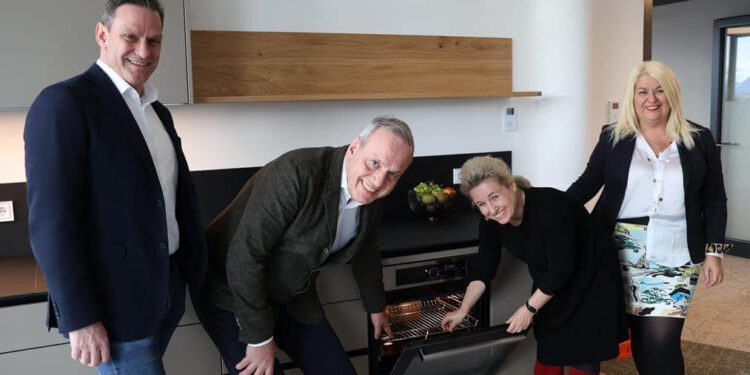 electrabgregenz: Pro Juventute Zentrale mit neuer Küche Beck, Kasperowski, Molnar und Geiger vor Ofen