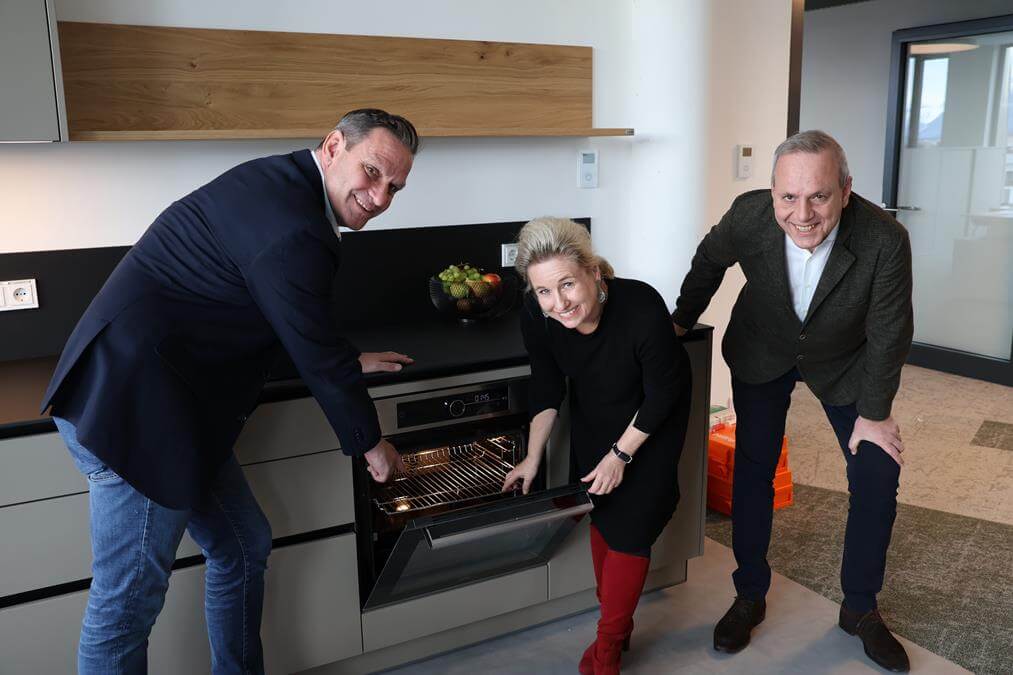 electrabgregenz: Pro Juventute Zentrale mit neuer Küche Beck, Molnar und Kasperowski vor Ofen
