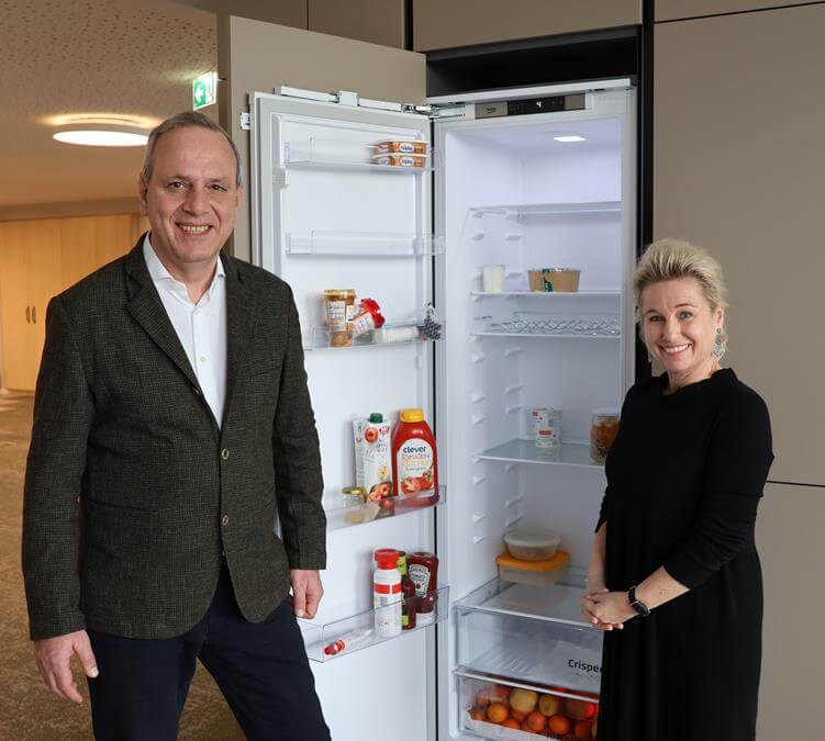 electrabgregenz: Pro Juventute Zentrale mit neuer Küche. Kühlschrank mit Kasperowski und Molnar