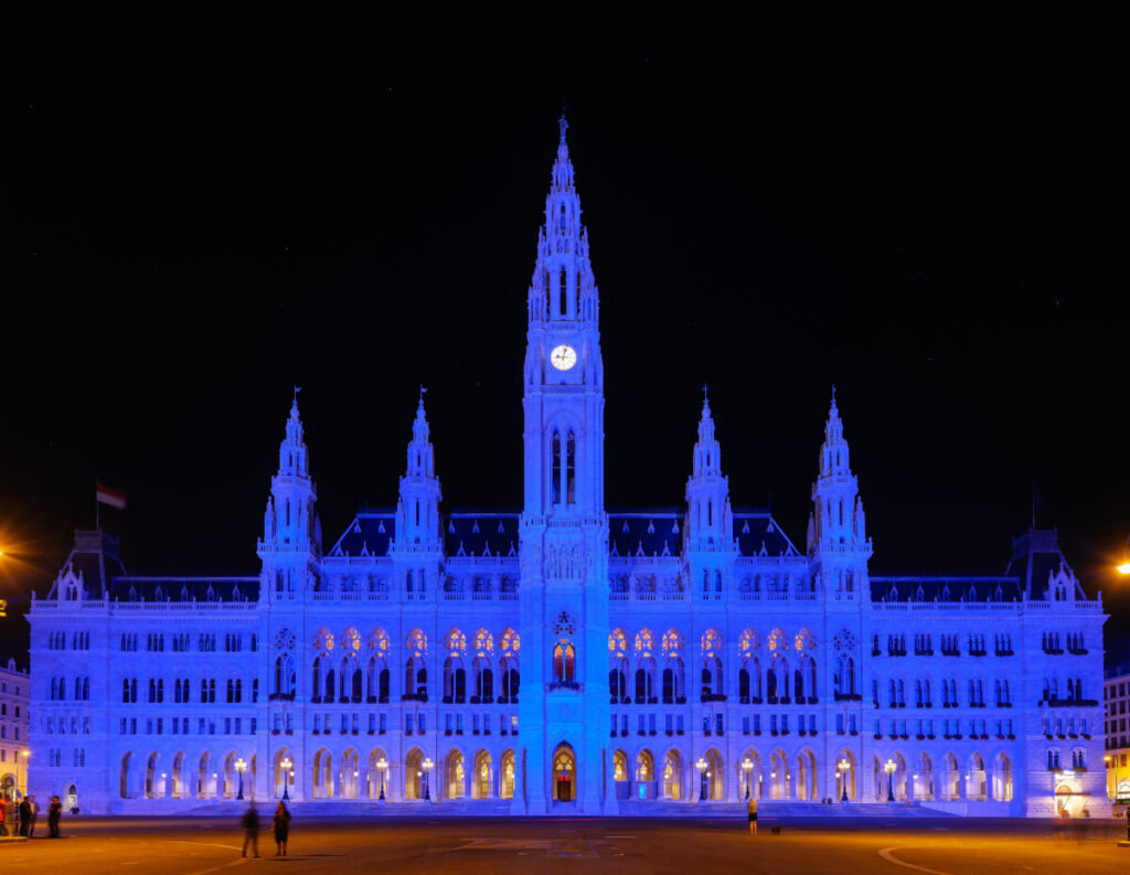 Wiener Rathaus frontal blau beleuchtet