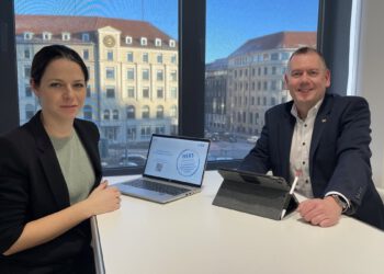 Mitarbeiterführung vermittelt das Wertgarantie-Entwicklungsprogramm für Führungskräfte im Handel ist vom Spezialversicherer Wertgarantie in Zusammenarbeit mit GMP entwickelt worden: Eva Kaczmarek (Managing Consultant bei GMP) und Thilo Dröge (Geschäftsführer Vertrieb Wertgarantie).