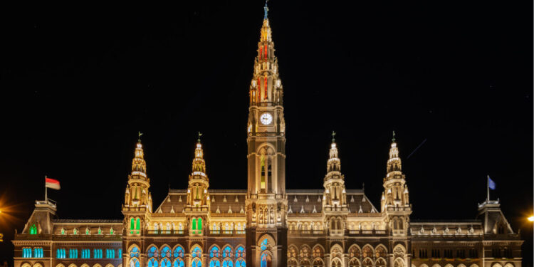 Wiener Rathaus glänzt in 1.100 Leuchten