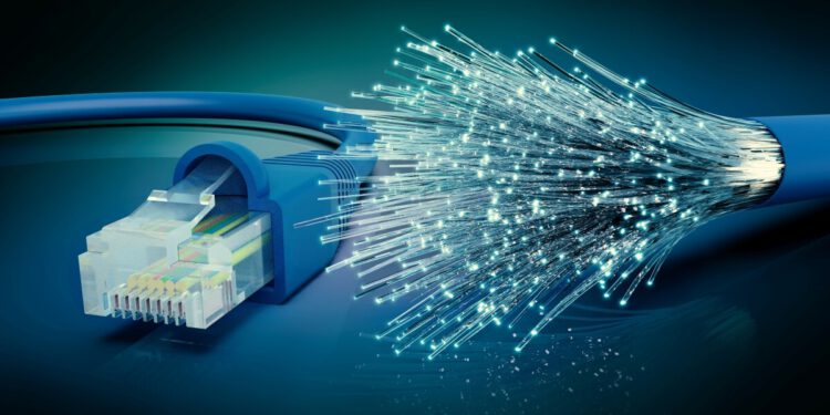 Symbolbild Glasfaser Netzwerkkabel