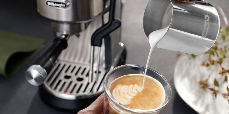 Kaffeekunst auf Knopfdruck mit der neuen Dedica Maestro Plus von De'Longhi