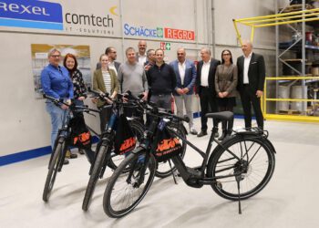 Glückliche Rexel-Kunden radeln mit KTM E-Bikes in den Frühling
