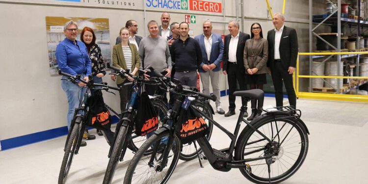 Glückliche Rexel-Kunden radeln mit KTM E-Bikes in den Frühling