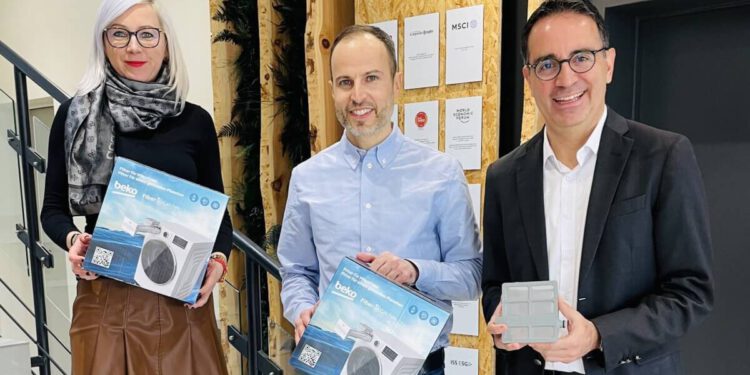 Beko und das bündnis mikroplastikfrei sind ab sofort Partner: Margit Anglmaier, Head of Marketing & Communications der Beko Austria AG, Daniel Steinitz, Geschäftsführer bündnis mikroplastikfrei und Evren Aksoy, Geschäftsführer Beko Austria AG. © Beko Austria AG