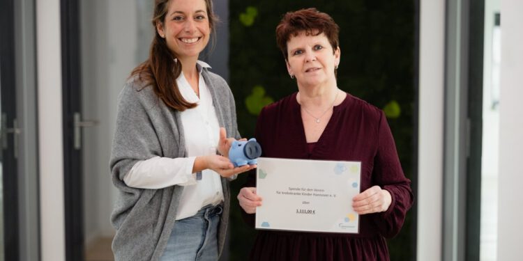Wertgarantie-Mitarbeiterin Silke Lüer (r.) übergibt die Spendensumme an Frederike Ludwig-Lück, Geschäftsführerin des Vereins für krebskranke Kinder Hannover. © S. Krahforst (Wertgarantie)