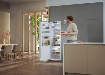 „Alexa, öffne die Kühlschranktür“. Die sprachgesteuerte Türöffnungsfunktion ActiveDoor ist das Highlight-Feature der Einbaugeräte der Generation K 7000 von Miele. © Miele