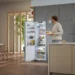 „Alexa, öffne die Kühlschranktür“. Die sprachgesteuerte Türöffnungsfunktion ActiveDoor ist das Highlight-Feature der Einbaugeräte der Generation K 7000 von Miele. © Miele
