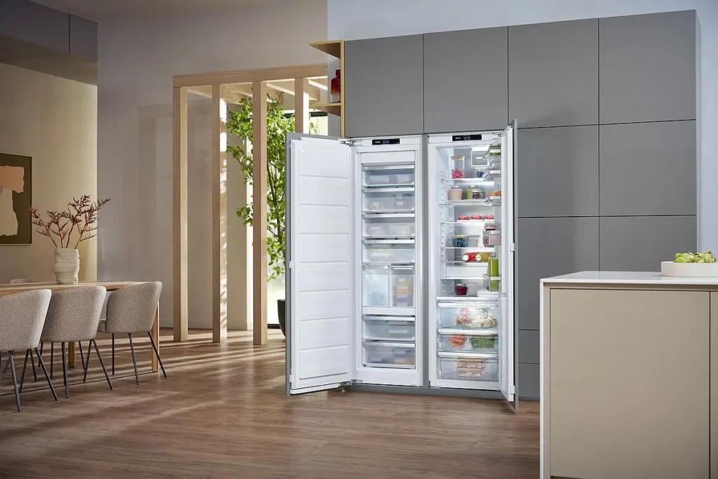 Kühlschrank mit PerfectFresh Active zur langen und vitaminschonenden Lagerung von frischen Lebensmitteln und ActiveDoor