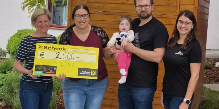 ElektroJet-Chefin Manuela Kuterer (li.) konnte Manfred und Lisa Grabner, den Eltern der kleinen Mila, den gesammelten Betrag übergeben. © ElektroJet