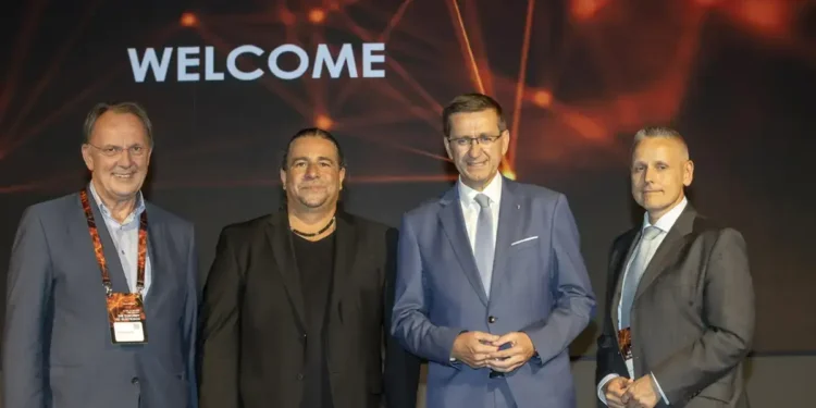 E-Players-Gruppenbild (von links): Robert Pfarrwaller (Rexel Cluster Director für Österreich, Schweiz, Deutschland und Slowenien), Bundesinnungsmeister Christian Bräuer, OÖ-Landesrat Markus Achleitner und Karl Sagmeister (CEO Schneider Electric). © Kolarik Fotografie