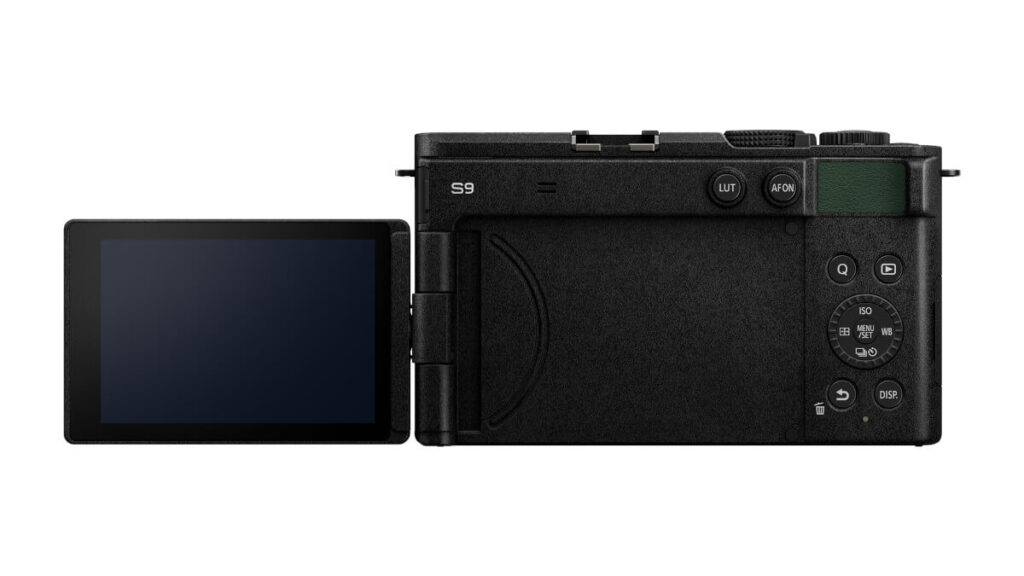 Lumix S9 Rückseite mit aufgeklapptem Display