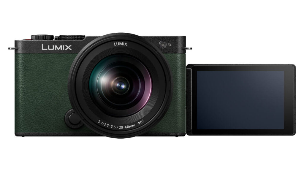 Lumix S9 mit Objektiv und Display Frontalansicht