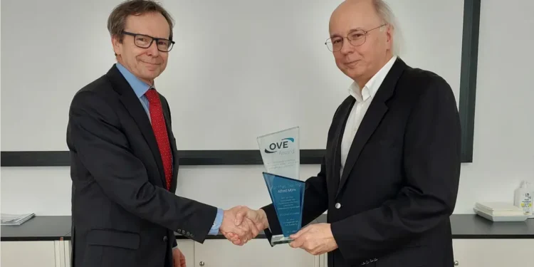 Alfred Mörx bekam die Auszeichnung Anfang April von OVE-Generalsekretär Peter Reichel überreicht.