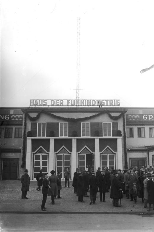 Haupteingang der Funk-Ausstellung 1924 am Eröffnungstag.