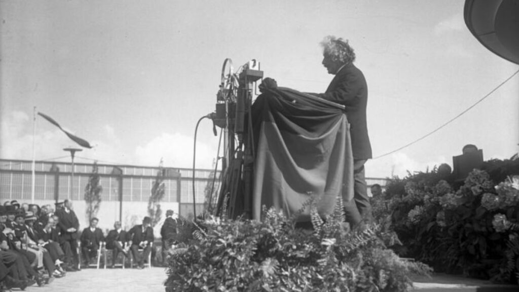 Einstein eröffnet die Funkausstellung im Jahr 1930