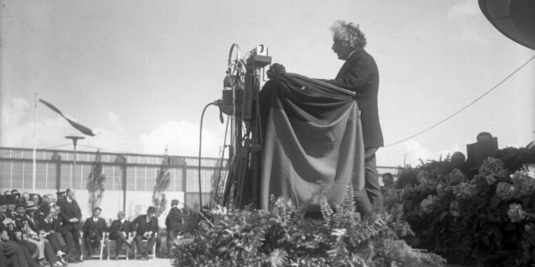 Einstein eröffnet die Funkausstellung im Jahr 1930