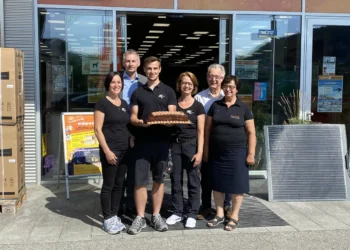 Familie Oberklammer mit Matthias Sandtner und der berühmt-berüchtigten Expert Torte. © Expert