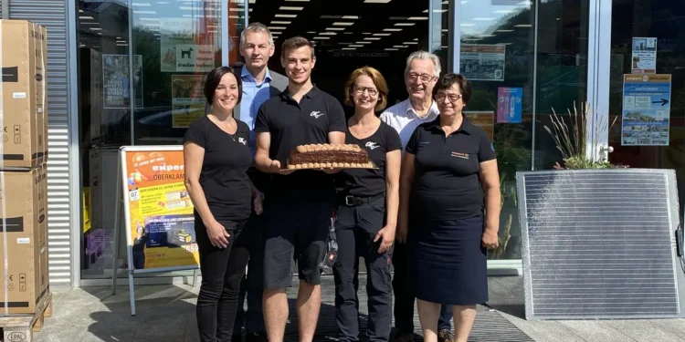Familie Oberklammer mit Matthias Sandtner und der berühmt-berüchtigten Expert Torte. © Expert